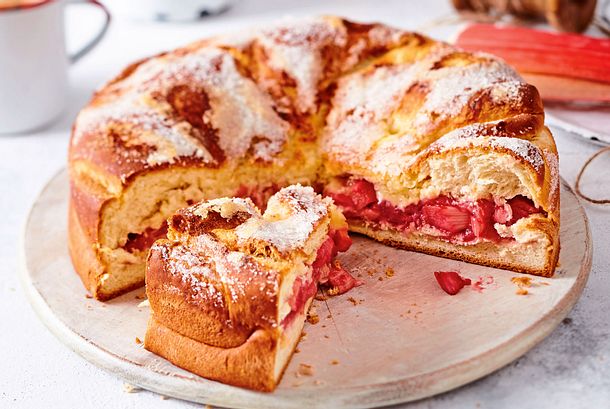Gefüllter Butterkuchen mit Rhabarberüberraschung Rezept Gefüllter Butterkuchen mit Rhabarberüberraschung Rezept