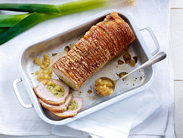 Gefüllter Jungschweinrücken mit Apfel-Relish Rezept Gefüllter Jungschweinrücken mit Apfel-Relish Rezept