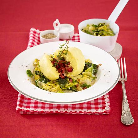 Gefüllter Kartoffel-Knödel auf Rahmgemüse Rezept Gefüllter Kartoffel-Knödel auf Rahmgemüse Rezept