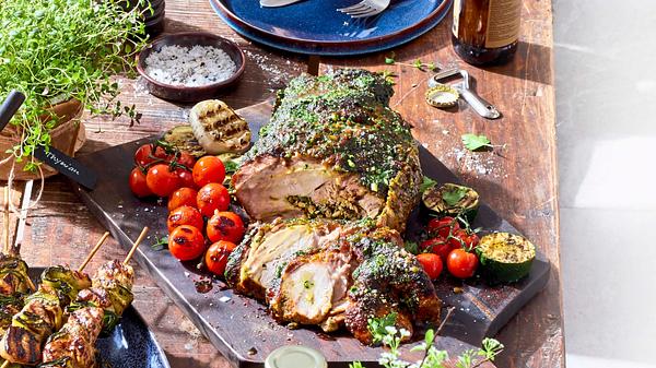 Gefüllter Nackenbraten mit Petersiliencreme Rezept - Foto: House of Food / Bauer Food Experts KG