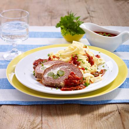 Gefüllter Rinder-Hackbraten mit grünem Spargel und Tomatensoße Rezept Gefüllter Rinder-Hackbraten mit grünem Spargel und Tomatensoße Rezept