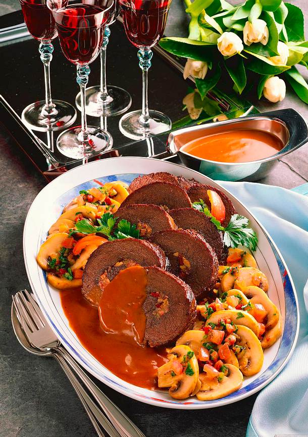 Gefüllter Rinderbraten mit Champignongemüse Rezept | LECKER