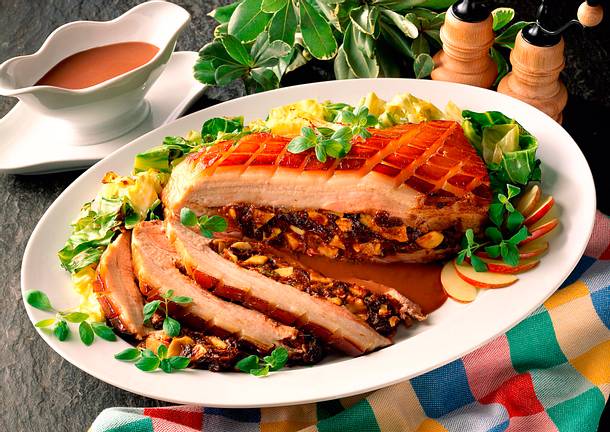 Gefüllter Schweinebauch mit Portweinsoße Rezept Gefüllter Schweinebauch mit Portweinsoße Rezept