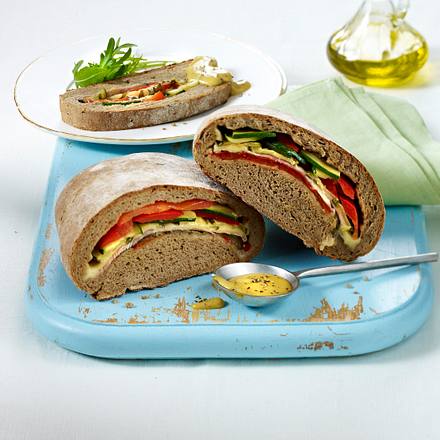 Gefülltes Brot mit Honig-Senf-Dip Rezept Gefülltes Brot mit Honig-Senf-Dip Rezept