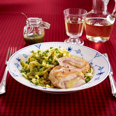 Gefülltes Hähnchenfilet mit Pesto-Gemüse-Spätzle Rezept Gefülltes Hähnchenfilet mit Pesto-Gemüse-Spätzle Rezept