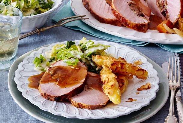 Gefülltes Kasseler nach Schwarzwälder Art mit Rahmwirsing und Schupfnudeln Rezept Gefülltes Kasseler nach Schwarzwälder Art mit Rahmwirsing und Schupfnudeln Rezept