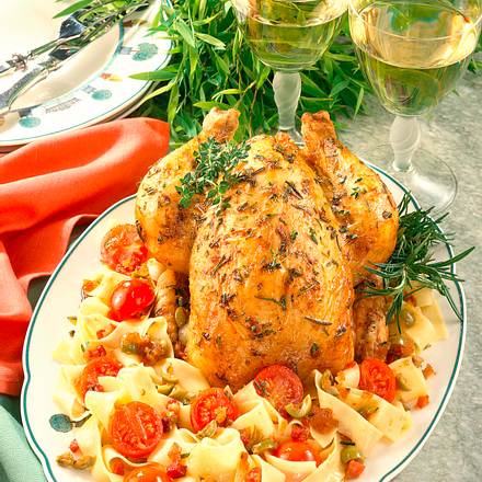 Gefülltes Kräuter-Hähnchen mit Speck und Oliven auf Bandnudeln Rezept Gefülltes Kräuter-Hähnchen mit Speck und Oliven auf Bandnudeln Rezept