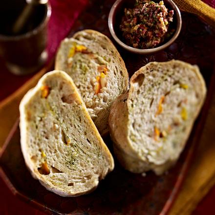 Gefülltes Kräuterbrot mit Rüben und Kräutern Rezept Gefülltes Kräuterbrot mit Rüben und Kräutern Rezept