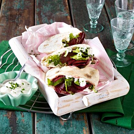 Gefülltes Pitabrot mit Sour Cream, Rote Bete und Römersalat Rezept
