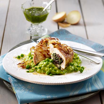 Gefülltes Putenschnitzel mit Pesto und getrockneten Tomaten zu Erbsenpüree Rezept Gefülltes Putenschnitzel mit Pesto und getrockneten Tomaten zu Erbsenpüree Rezept