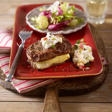 Gefülltes Rinderfiletsteak mit Apfelmeerrettich und Radicchiosalat Rezept Gefülltes Rinderfiletsteak mit Apfelmeerrettich und Radicchiosalat Rezept