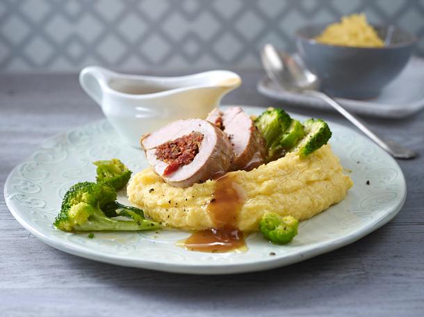 Gefülltes Schweinefilet mit cremiger Polenta und Brokkoli (Niedrigtemperatur-Methode) Rezept Gefülltes Schweinefilet mit cremiger Polenta und Brokkoli (Niedrigtemperatur-Methode) Rezept
