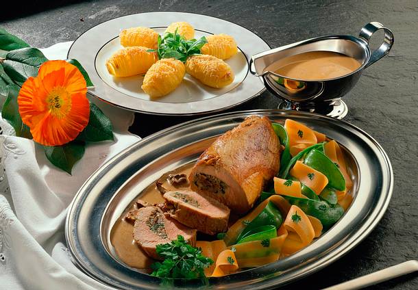 Gefülltes Schweinefilet mit Möhren und Zuckerschot Rezept Gefülltes Schweinefilet mit Möhren und Zuckerschot Rezept