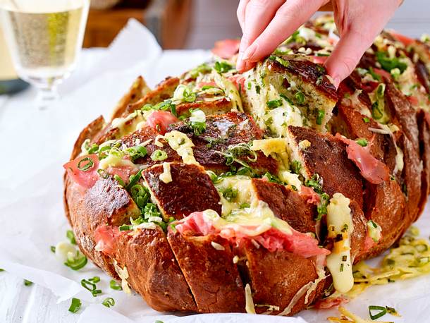 Gefülltes Zupfbrot mit Schinken und Käse Rezept Gefülltes Zupfbrot mit Schinken und Käse Rezept