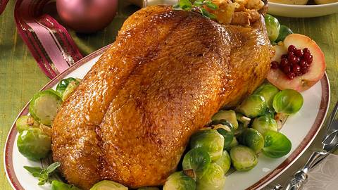 Gefülle Ente mit Rosenkohl und selbstgemachten Knödeln Rezept - Foto: Maass