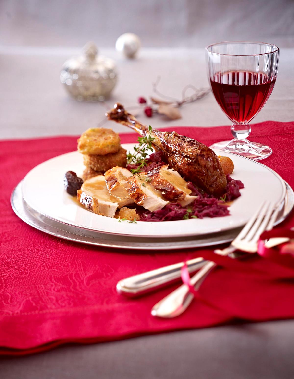 Gefüller Puter mit Backobst zu Gewürzrotkohl und Semmelknödeln Rezept