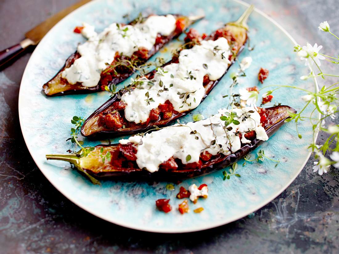 Gefüllte Aubergine mit Feta und Hack Rezept | LECKER Gefüllte Aubergine mit Feta und Hack Rezept | LECKER