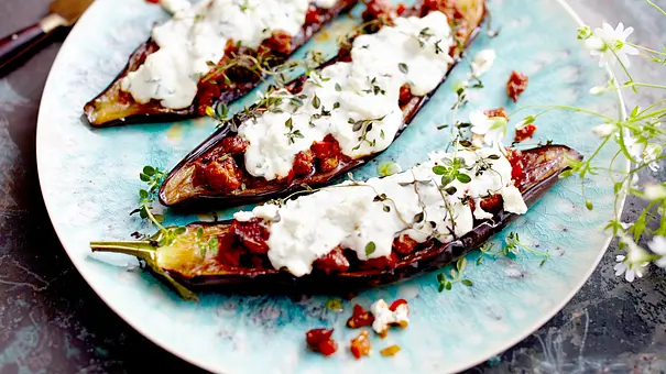 Gefüllte Aubergine mit Feta und Hack Rezept - Foto: LECKER @ Bauer Media Group Gefüllte Aubergine mit Feta und Hack Rezept - Foto: LECKER @ Bauer Media Group