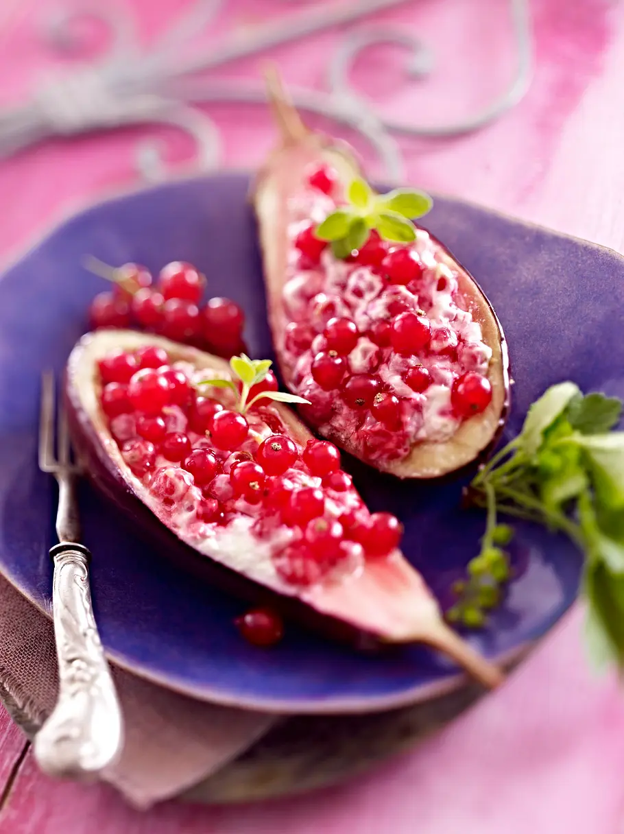 Gefüllte Auberginen mit Joghurt und Johannisbeeren Rezept Gefüllte Auberginen mit Joghurt und Johannisbeeren Rezept