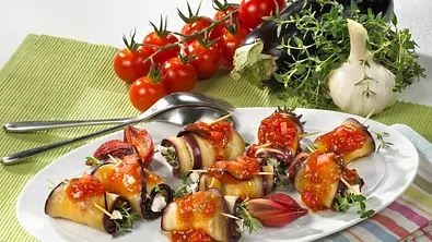Gefüllte Auberginenröllchen Rezept - Foto: LECKER @ Bauer Media Group