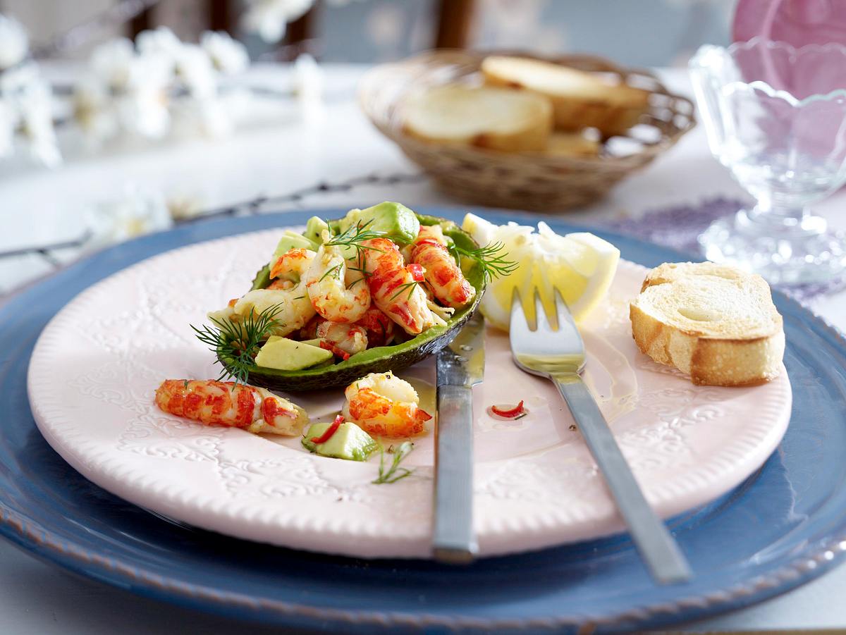 Gefüllte Avocado mit Flusskrebs-Chili-Salat Rezept