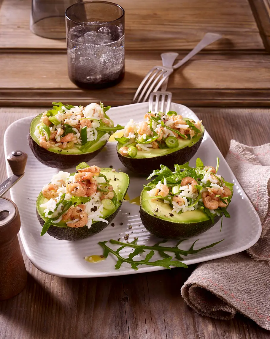 Gefüllte Avocado mit Reis-Krabbensalat Rezept Gefüllte Avocado mit Reis-Krabbensalat Rezept