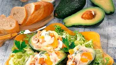 Gefüllte Avocados mit Geflügelsalat Rezept - Foto: LECKER @ Bauer Media Group