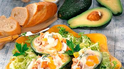 Gefüllte Avocados mit Geflügelsalat Rezept - Foto: LECKER @ Bauer Media Group