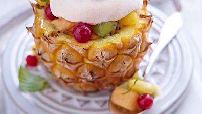 Gefüllte Babyananas mit Obstsalat unter Baiserhaube Rezept - Foto: LECKER @ Bauer Media Group