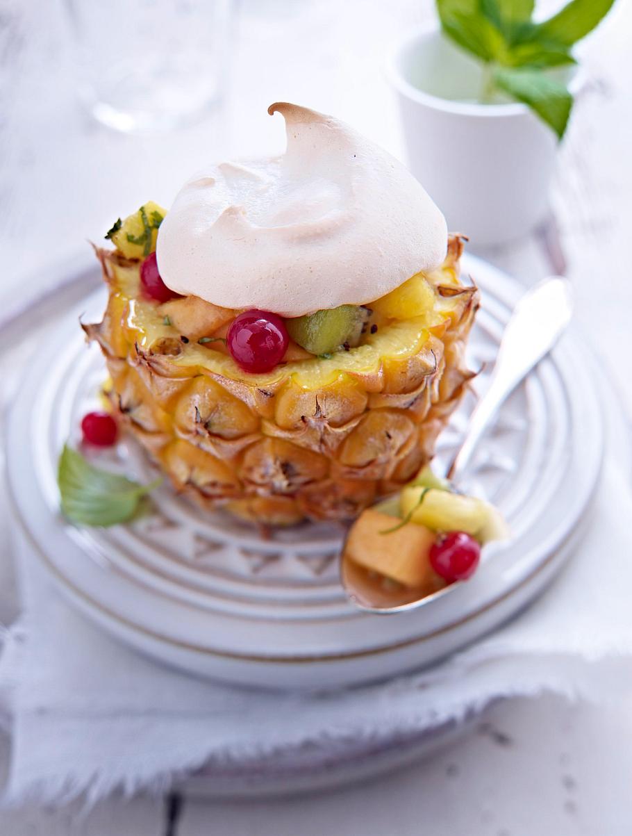 Gefüllte Babyananas mit Obstsalat unter Baiserhaube Rezept