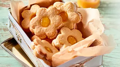 Gefüllte Blumenplätzchen Rezept - Foto: LECKER @ Bauer Media Group