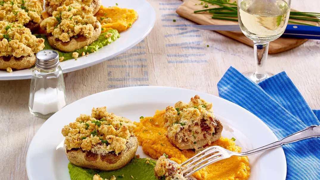 Gefüllte Champignons auf zweierlei Püree Rezept - Foto: LECKER @ Bauer Media Group Gefüllte Champignons auf zweierlei Püree Rezept - Foto: LECKER @ Bauer Media Group