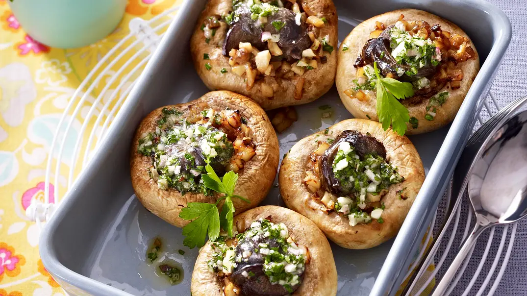 Gefüllte Champignons mit Schnecken und Knoblauchbutter Rezept - Foto: LECKER @ Bauer Media Group Gefüllte Champignons mit Schnecken und Knoblauchbutter Rezept - Foto: LECKER @ Bauer Media Group