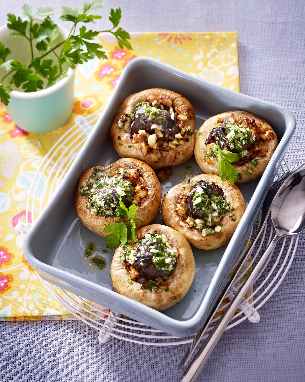 Gefüllte Champignons mit Schnecken und Knoblauchbutter Rezept