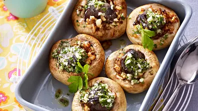 Gefüllte Champignons mit Schnecken und Knoblauchbutter Rezept - Foto: LECKER @ Bauer Media Group