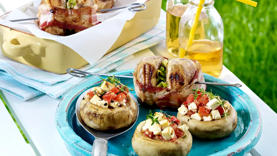 Gefüllte Champignons und Speck-Champignonspieße vom Grill Rezept - Foto: LECKER @ Bauer Media Group Gefüllte Champignons und Speck-Champignonspieße vom Grill Rezept - Foto: LECKER @ Bauer Media Group