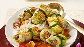 Gefüllte Chinakohl-Röllchen auf Klebereis Rezept - Foto: LECKER @ Bauer Media Group Gefüllte Chinakohl-Röllchen auf Klebereis Rezept - Foto: LECKER @ Bauer Media Group