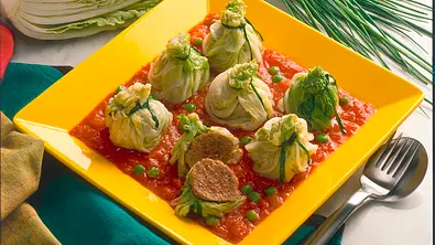 Gefüllte Chinakohlblätter Rezept - Foto: LECKER @ Bauer Media Group