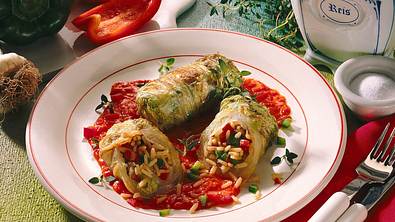 Gefüllte Chinakohlrouladen mit Paprikasoße Rezept - Foto: LECKER @ Bauer Media Group