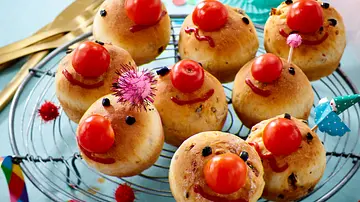 Gefüllte Clowns-Brötchen Rezept - Foto: LECKER @ Bauer Media Group Gefüllte Clowns-Brötchen Rezept - Foto: LECKER @ Bauer Media Group