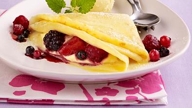 Gefüllte Crêpes mit flambierten Waldbeeren und Crème Chantilly zu Vanilleeis Rezept - Foto: LECKER @ Bauer Media Group