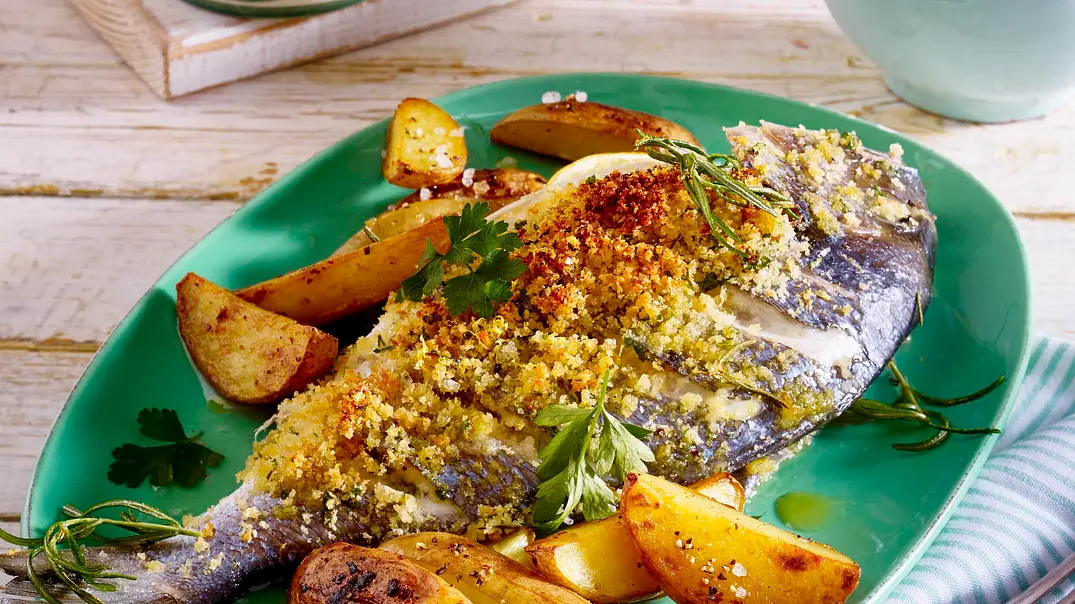 Gefüllte Dorade mit Rosmarin-Kartoffeln und Salat Rezept - Foto: LECKER @ Bauer Media Group Gefüllte Dorade mit Rosmarin-Kartoffeln und Salat Rezept - Foto: LECKER @ Bauer Media Group