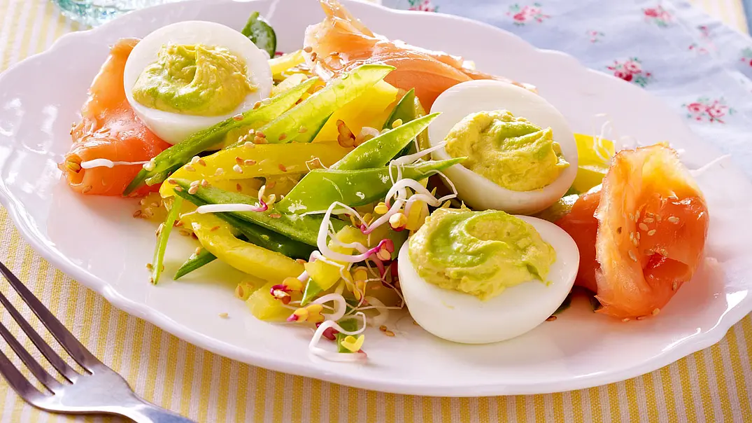 Gefüllte Eier mit Wasabi und Räucherlachs auf Zuckerschoten-Paprikasalat Rezept - Foto: LECKER @ Bauer Media Group Gefüllte Eier mit Wasabi und Räucherlachs auf Zuckerschoten-Paprikasalat Rezept - Foto: LECKER @ Bauer Media Group