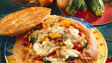 Gefüllte Fladenbrot-Pizza Rezept - Foto: House of Food / Bauer Food Experts KG