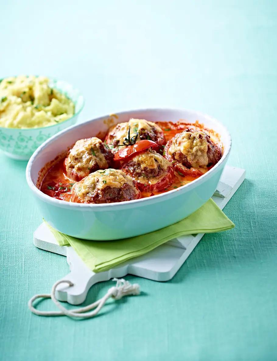 Gefüllte Fleischtomaten in Tomatenrahm zu Kartoffelstampf und Speck-Bohnen Rezept