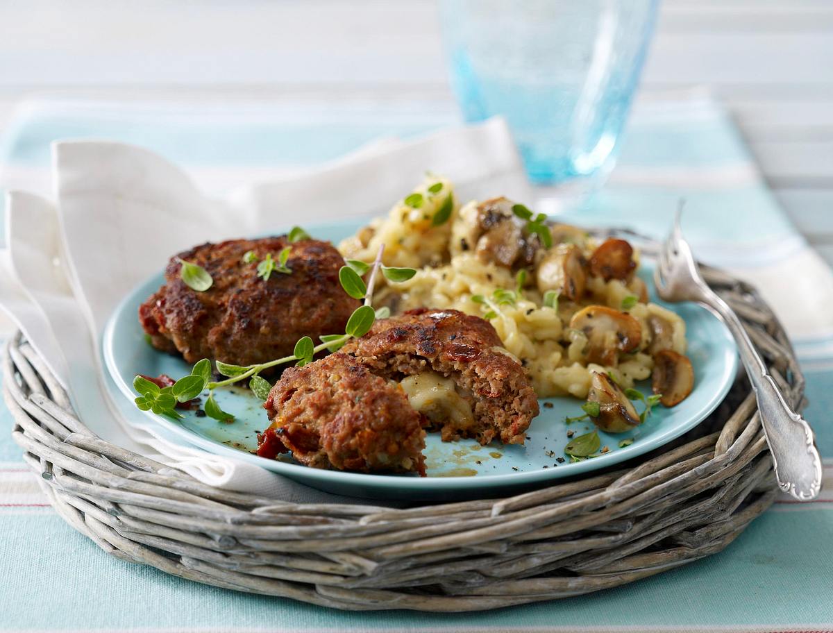 Gefüllte Frikadellen mit getrockneten Tomaten und Mozzarella auf Champignon-Risotto Rezept