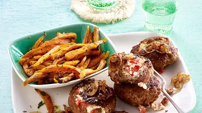 Gefüllte Frikadellen mit Kräuterpommes Rezept - Foto: LECKER @ Bauer Media Group