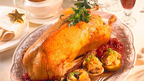 Gefüllte Gans mit Preiselbeer-Rotkohl Rezept - Foto: Maass