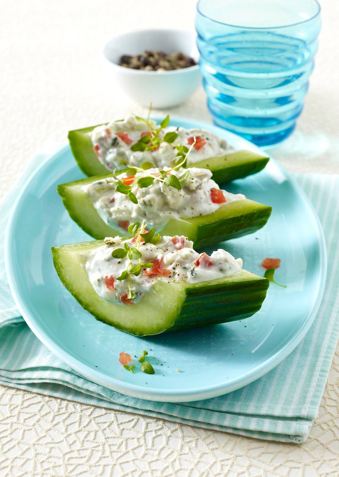 Gefüllte Gurkenschiffchen mit Roquefortcreme (Fußball-Snacks) Rezept Gefüllte Gurkenschiffchen mit Roquefortcreme (Fußball-Snacks) Rezept