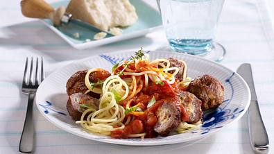 Gefüllte Hackbällchen in Tomatensoße Rezept - Foto: LECKER @ Bauer Media Group